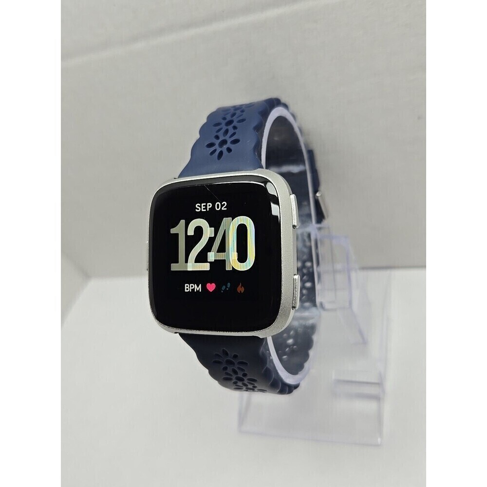 Fitbit Versa FB504 Smartwatch Heart Rate Bluetooth Activity Tracker W Charger - Picture 2 of 11